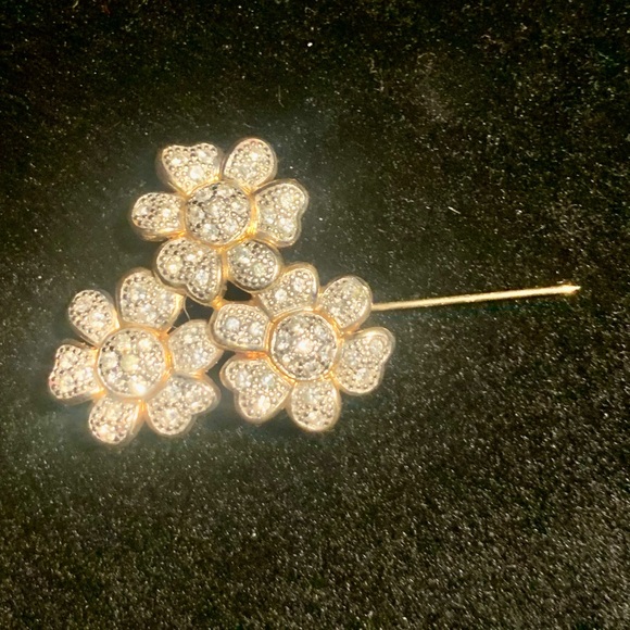 Beautiful Flower Brooch White Stones - Picture 5 of 5